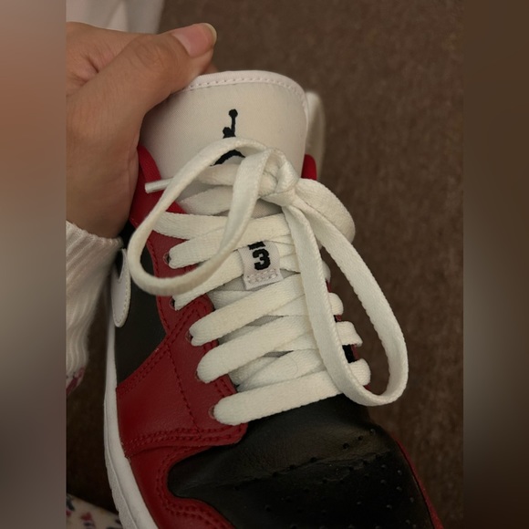 Woman’s Jordan 1 Low Chicago - Picture 4 of 8